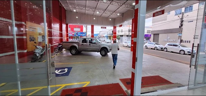Corredor com ampla variedade de produtos de saúde e bem-estar